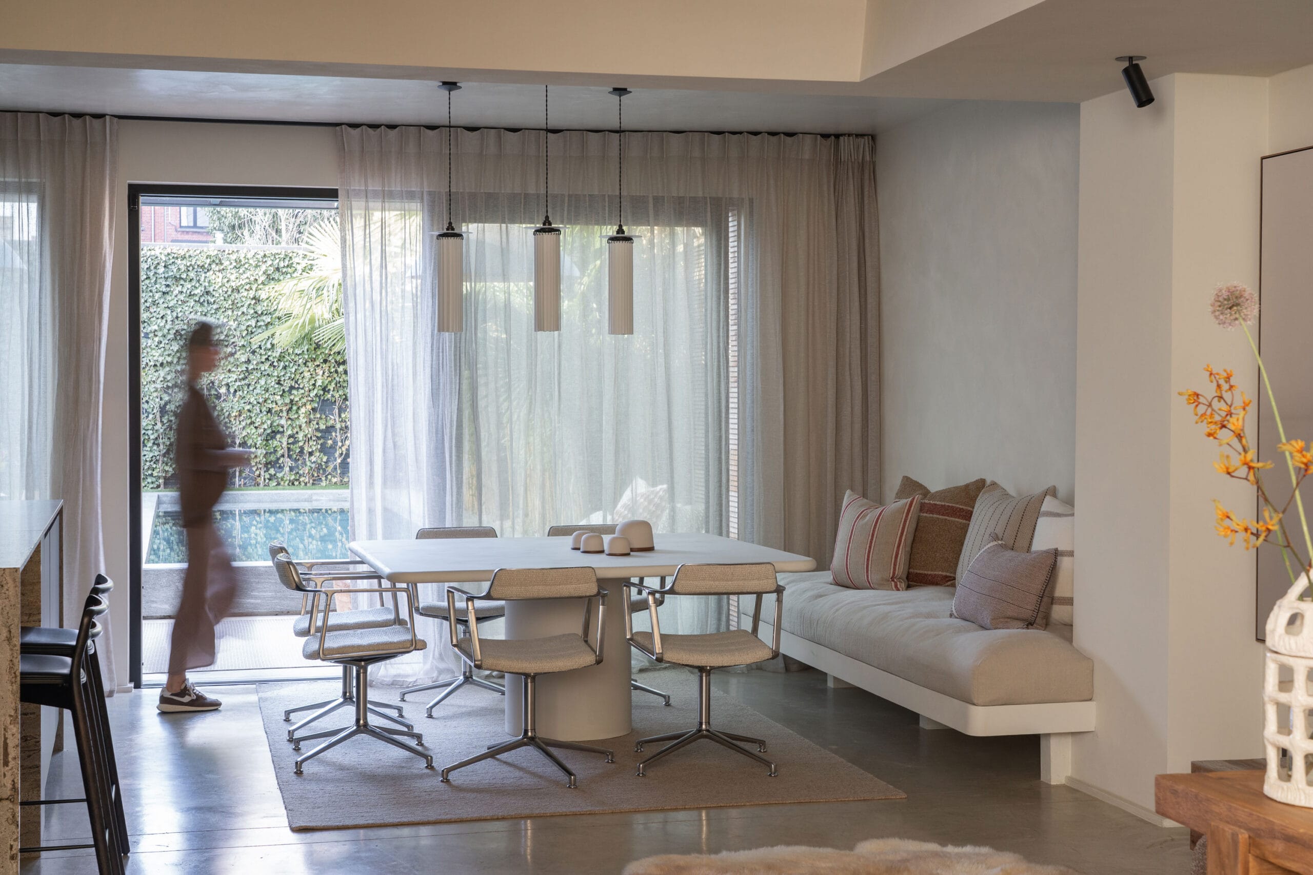 Swivel dining chair