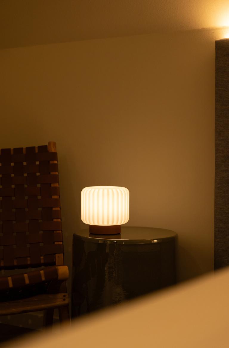 Rechargable table lamp wide