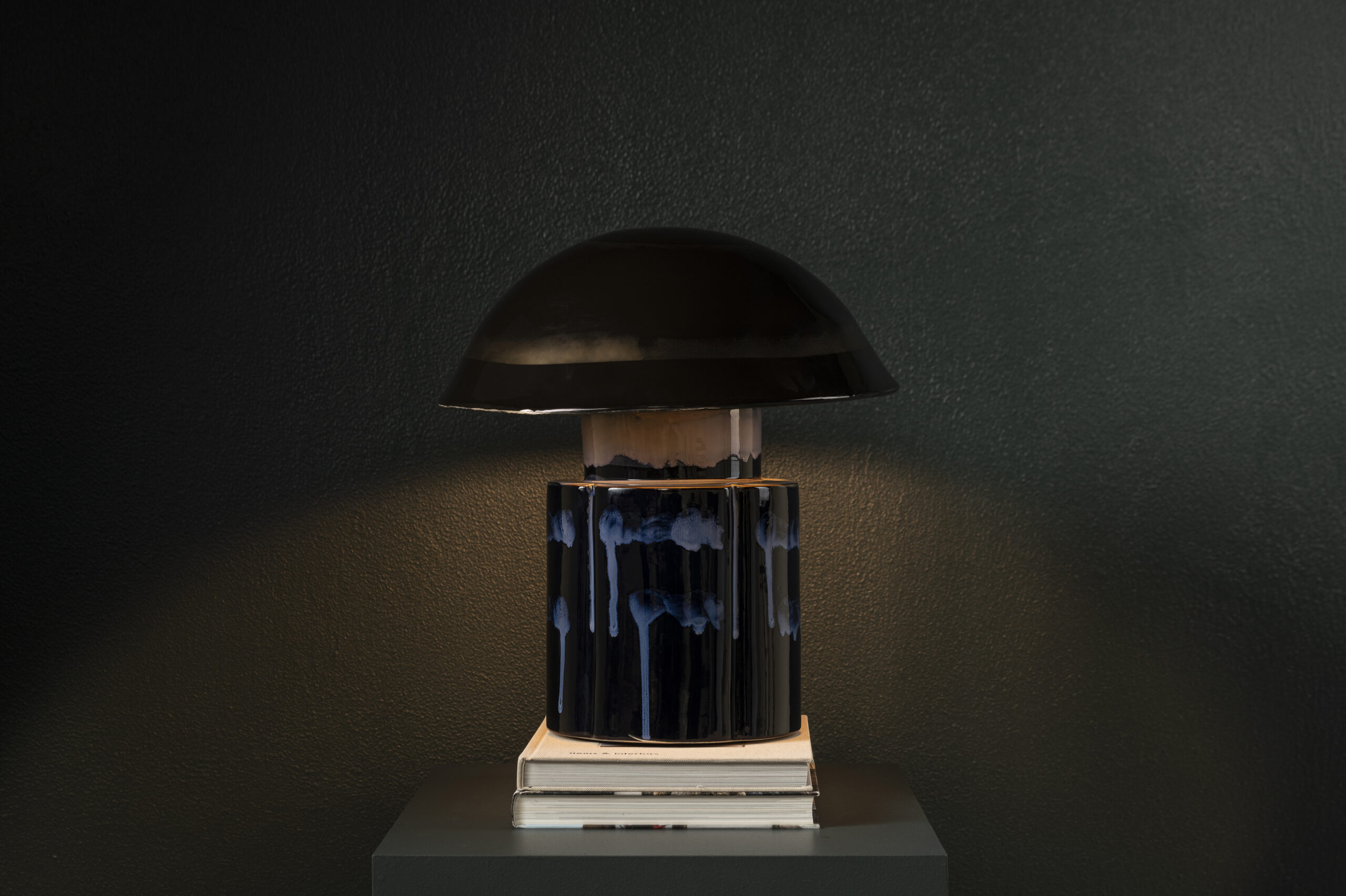 Table lamp dark blue