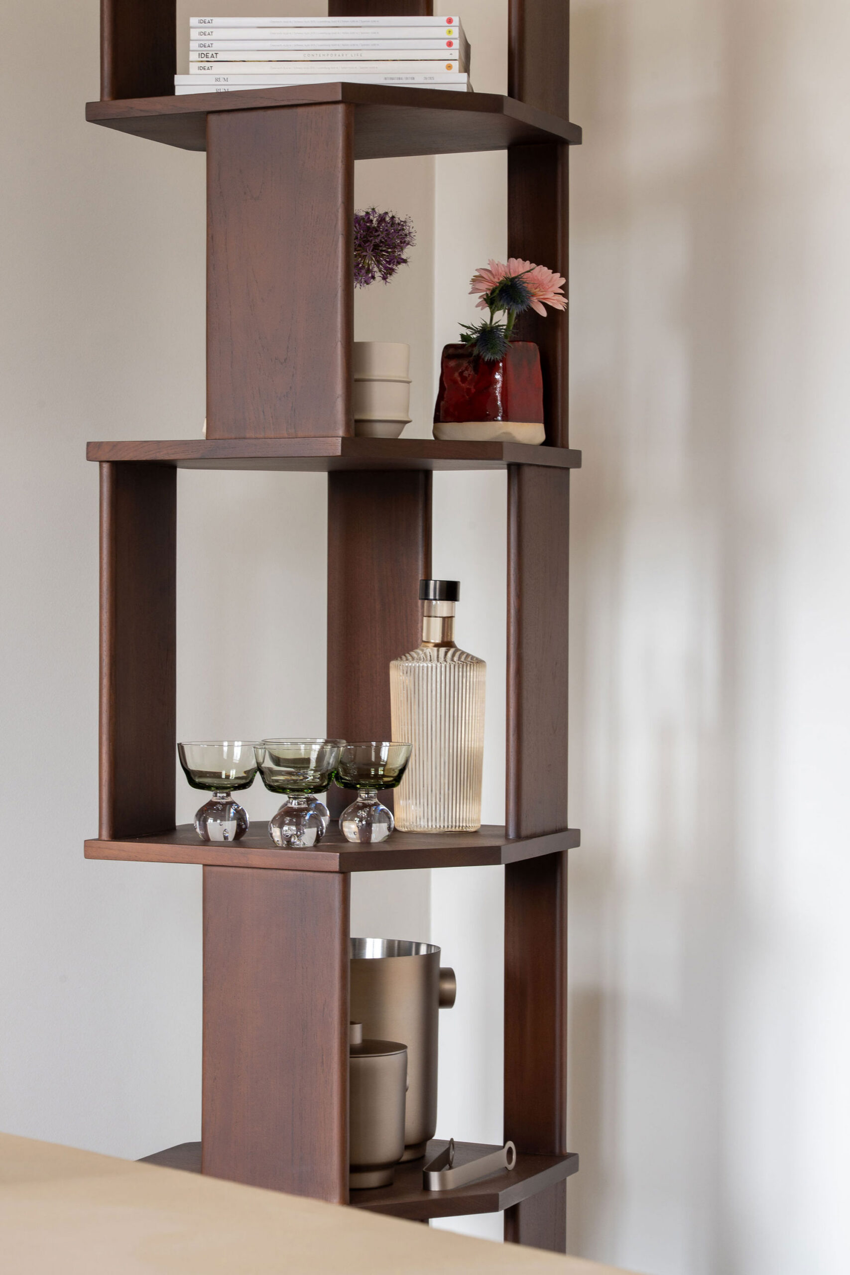Column shelf