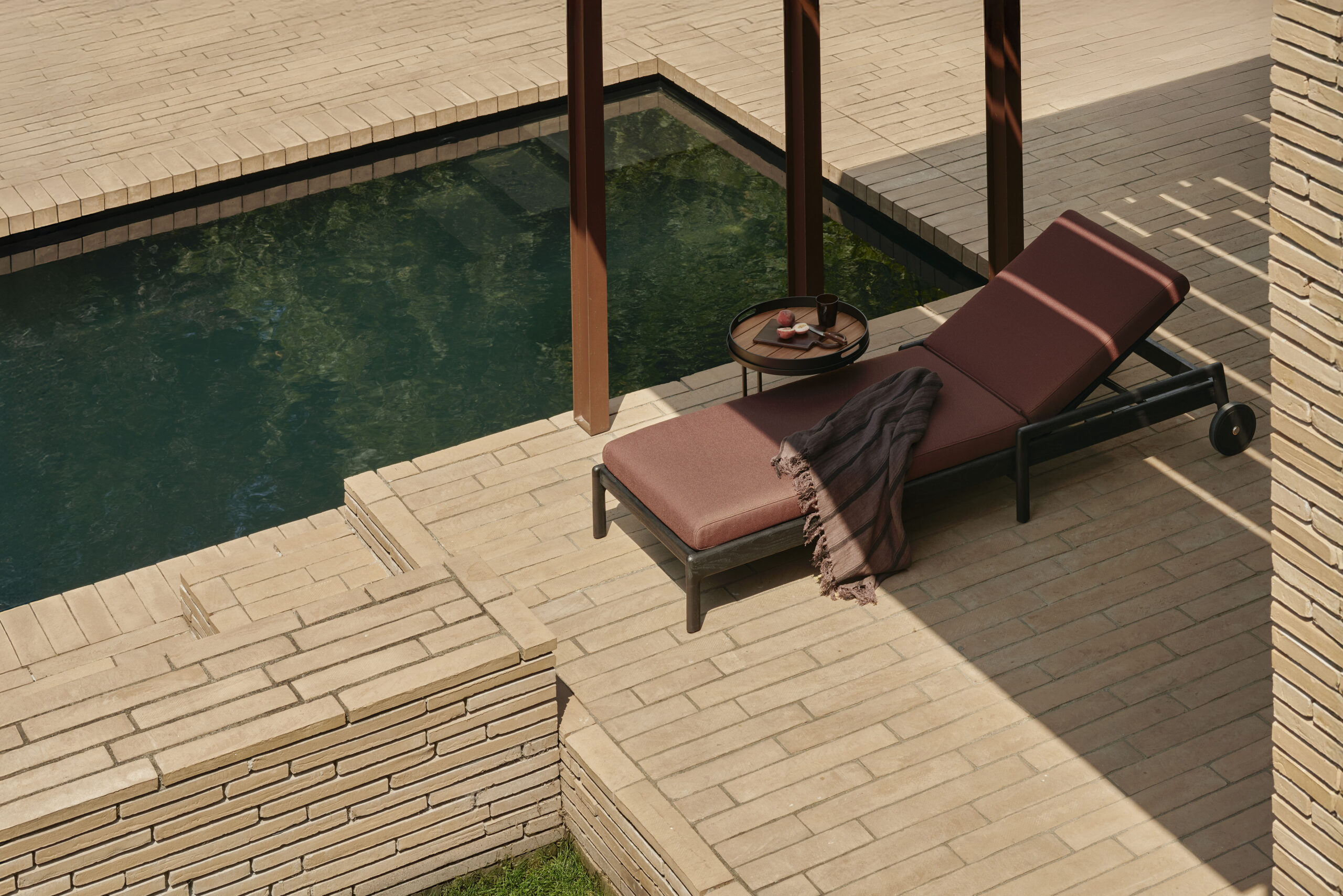 Outdoor sun lounger