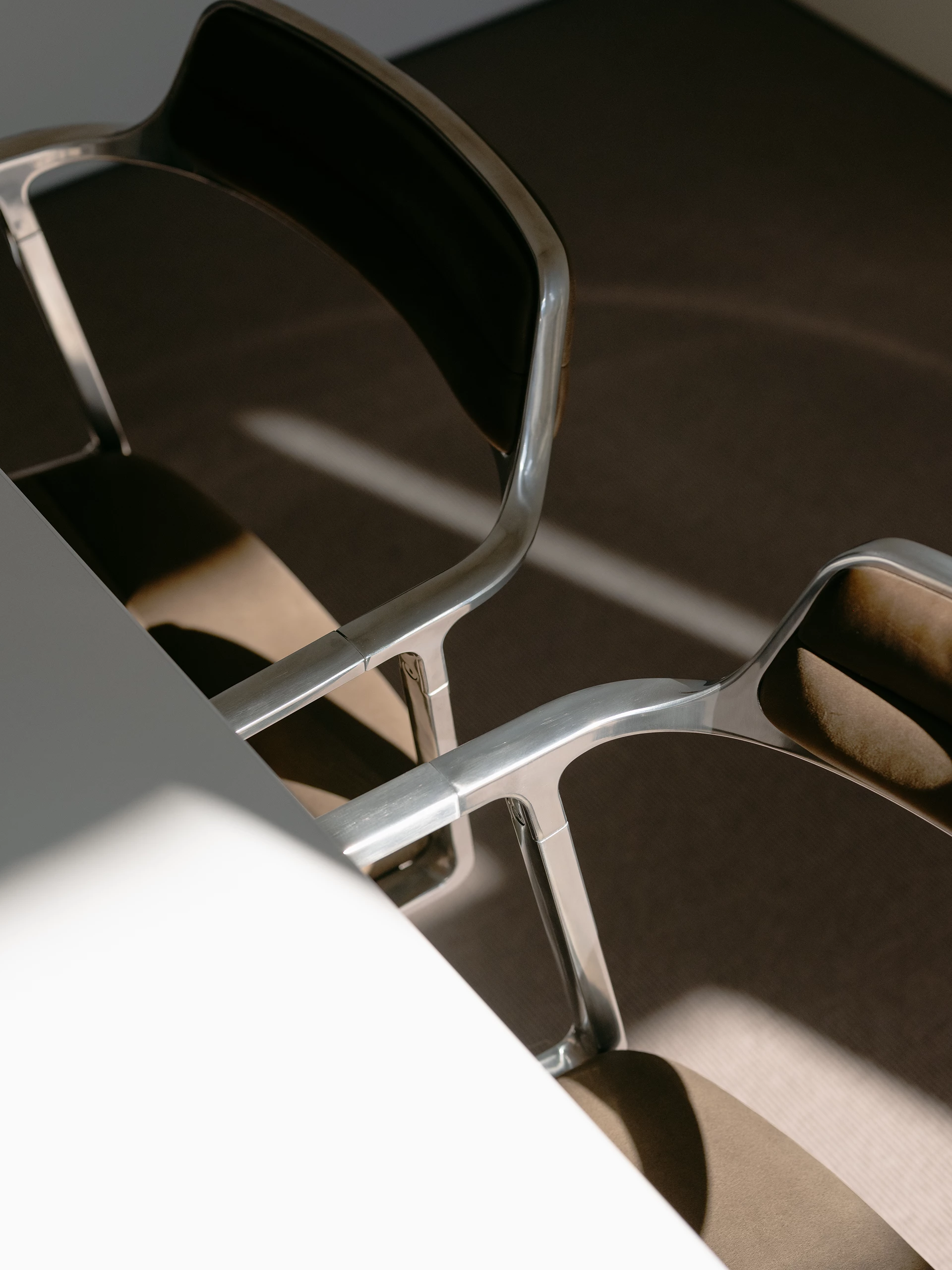 Swivel dining chair