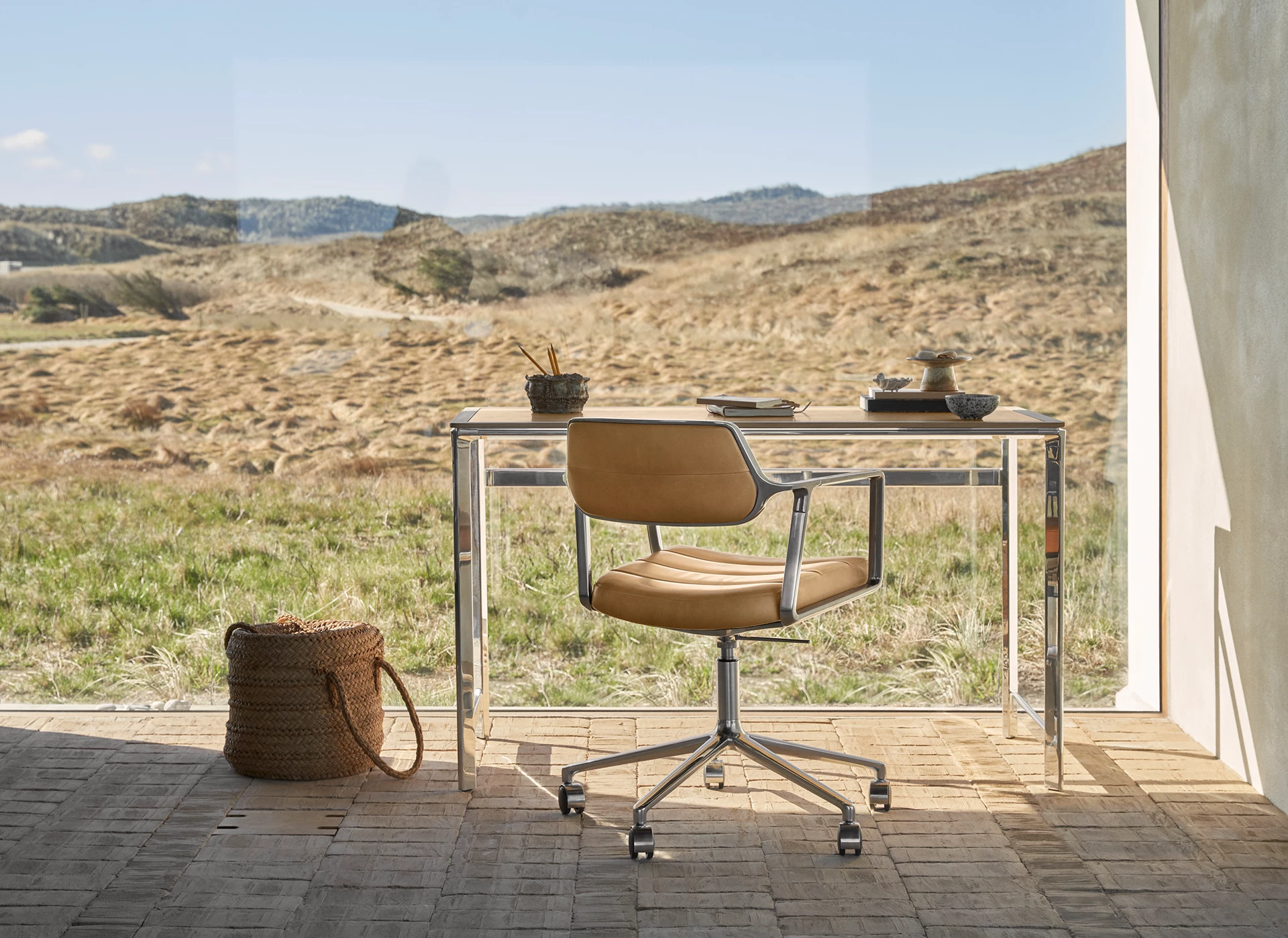 Alu desk with oak and leather finish